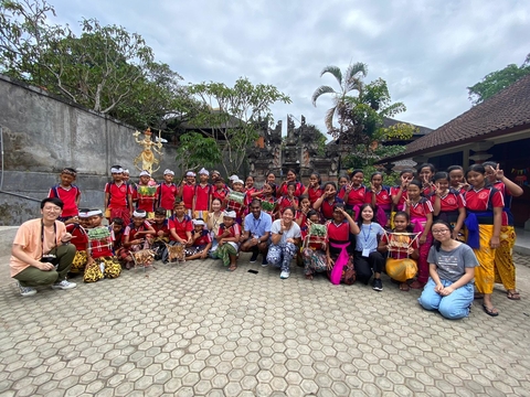 Service Trip in Bali - group with pupils